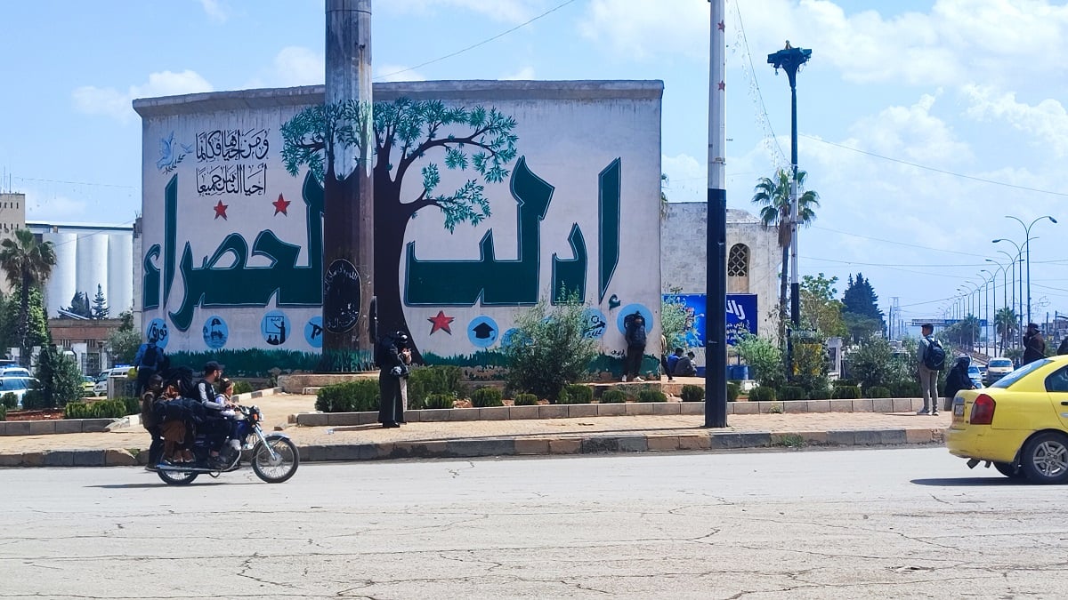 قرار نقدي حاسم في إدلب: من يلتزم بالتداول بالليرة السورية؟