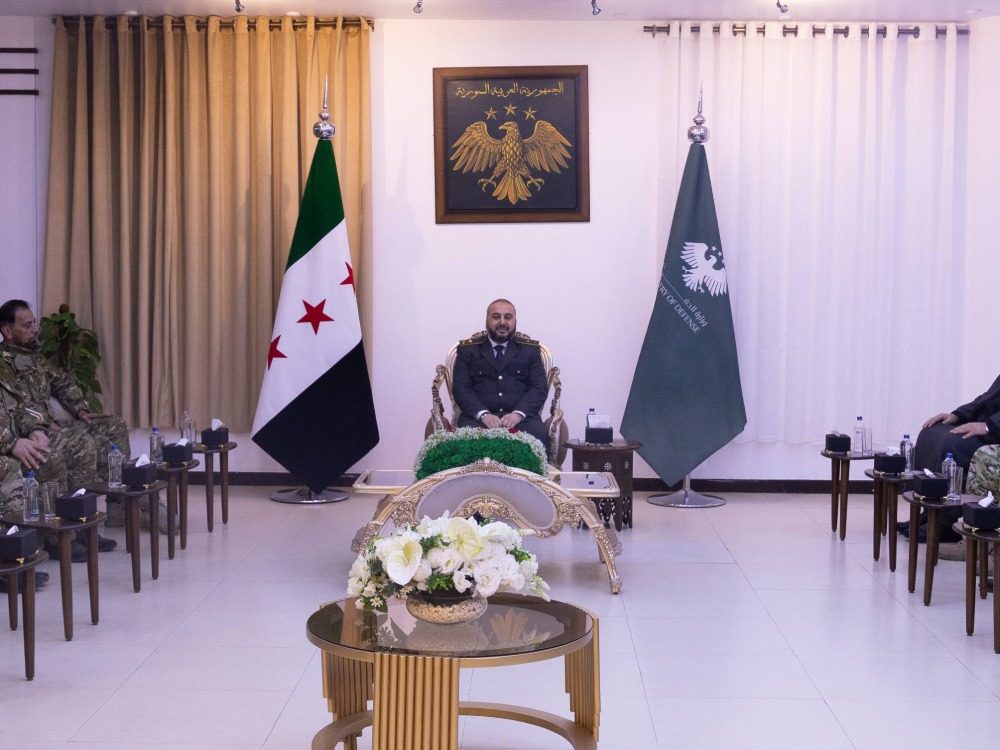 وزير الدفاع السوري يستقبل وفدا من وجهاء حماة