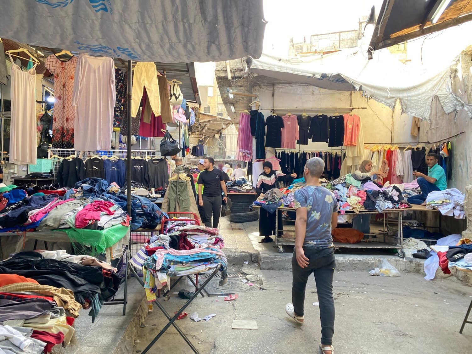 سوق البالة في سوريا: تجارة معلّقة بين الجمركة والتهريب