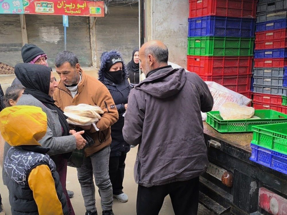 بدء توزيع الخبز في الشيخ مقصود بحلب