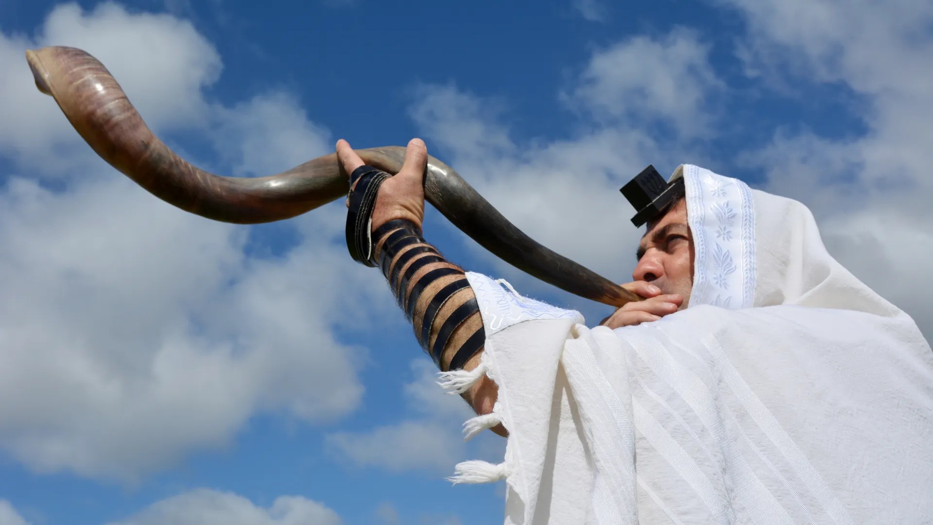 تعليق الحوثي على "نفخ البوق" داخل كنيس في دمشق