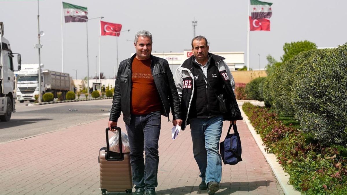 السماح لفئات من السوريين بعبور تركيا إلى بلدهم