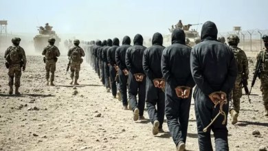 الجيش الأمريكي يبدأ بنقل سجناء داعـ.ـش من سوريا إلى العراق
