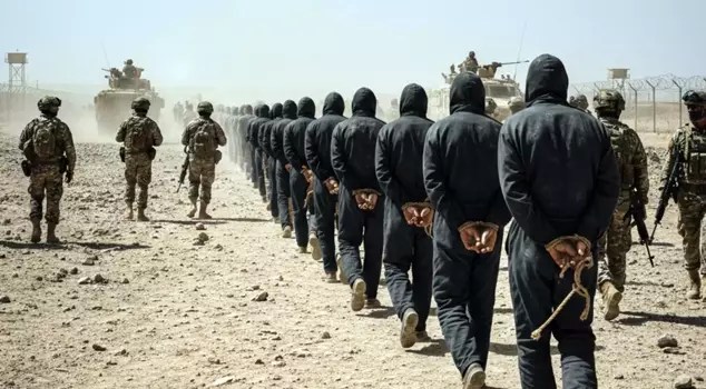 الجيش الأمريكي يبدأ بنقل سجناء داعـ.ـش من سوريا إلى العراق
