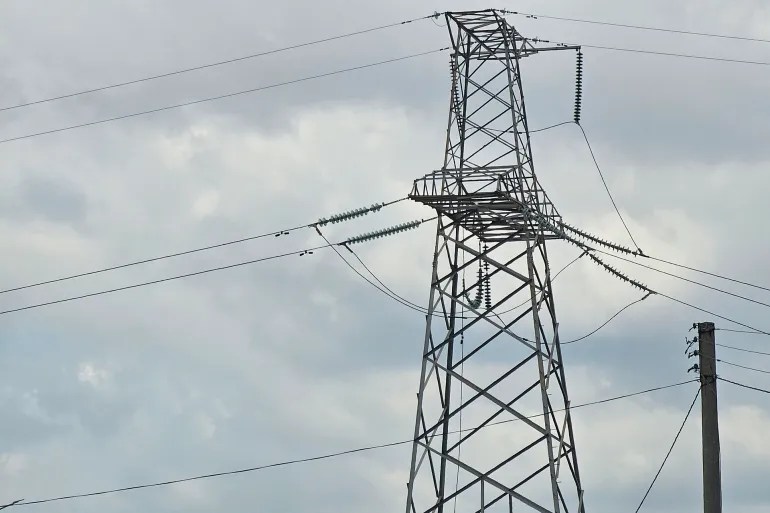 فواتير صادمة مقابل خدمة شحيحة: تعرفة الكهرباء تفجّر غضب السوريين