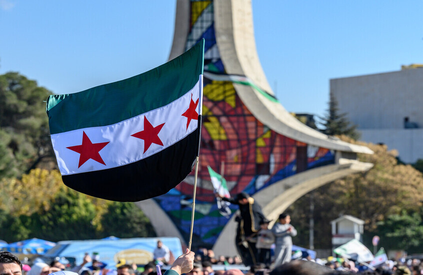 دمشق تحت القصف.. والشرع يتحدث عن الأمن والنمو الاقتصادي