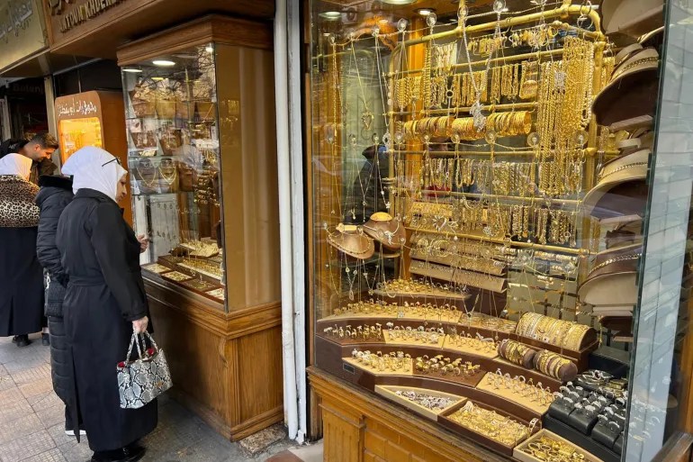 الذهب يحلّق عالمياً: كيف تتأثر السوق السورية؟