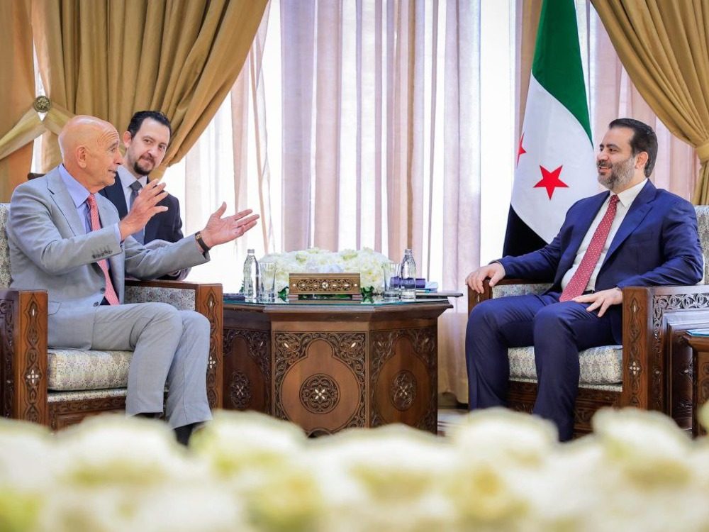 لبحث آفاق التعاون.. الشيباني يلتقي باراك في دمشق