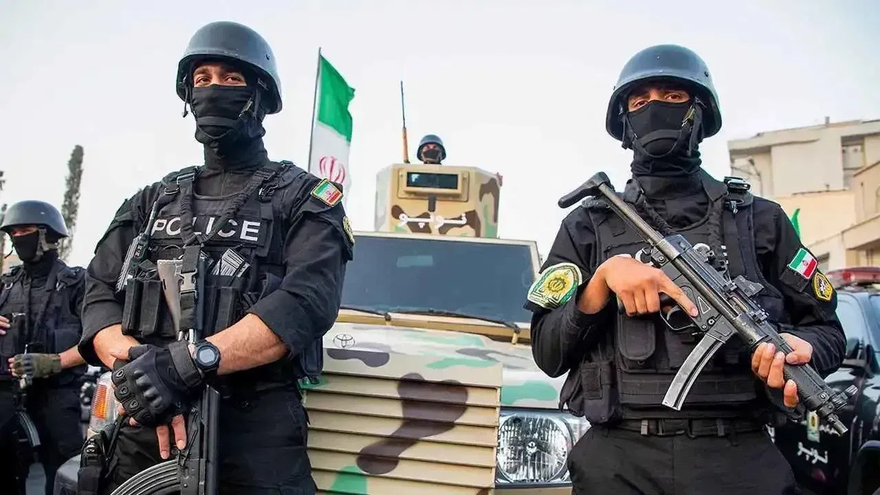 إيران تعلن ضبط شحنة أسلحة حربية واعتقال 3 أشخاص