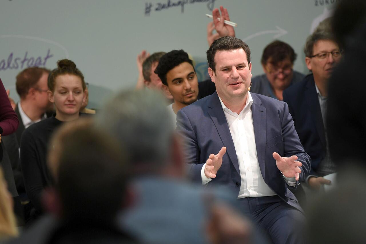 ألمانيا تعتزم زيادة الأموال المقدمة للاجئين والاتحاد المسيحي يعترض