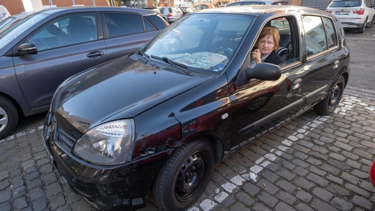 قصة مؤلمة لثمانينية تعيش في سيارتها لعامين