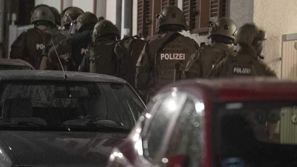 مصادرة أسلحة محظورة وأزياء تشبه زي الجيش في ألمانيا