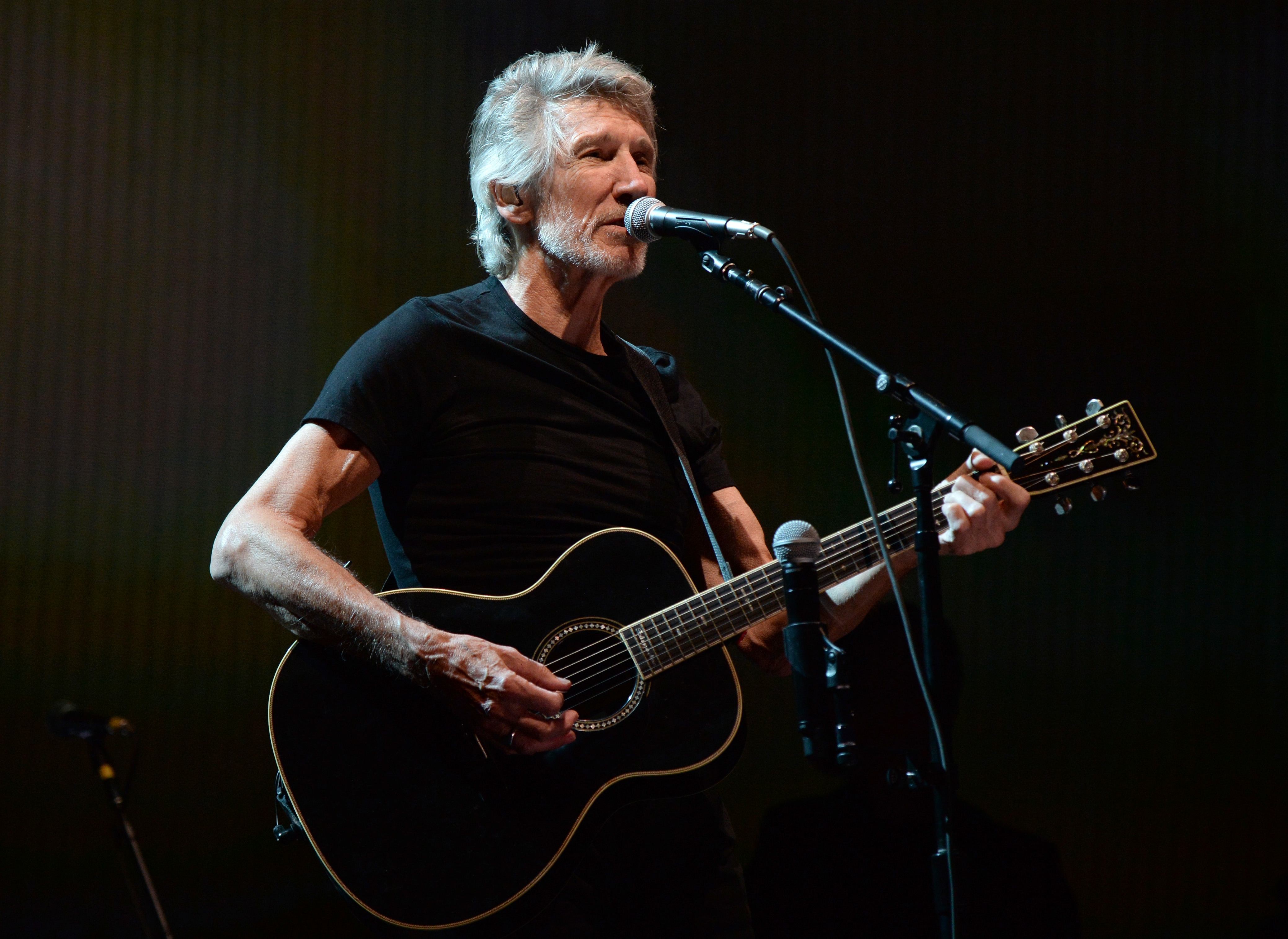 طائرة مطرب بريطاني تعيد طفلين ساقهما والدهما الداعشي إلى سوريا