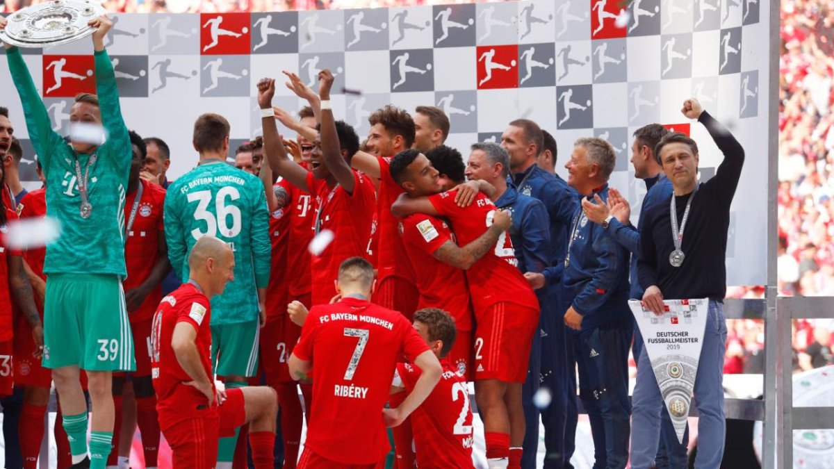 بايرن ميونيخ يتوج بلقب الدوري الألماني