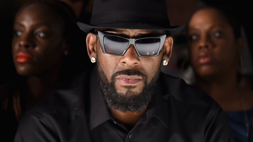 دعوات إلى إلغاء حفلين للمغني الأمريكي “آر كيلي” في ألمانيا