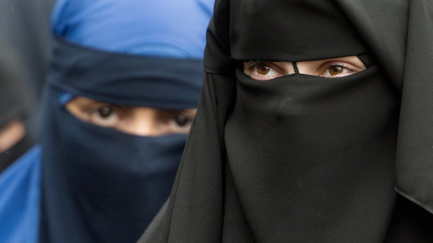 ARCHIV - 28.06.2014, Hessen, Offenbach am Main: Verschleierte Frauen nehmen an einer Kundgebung des radikalen Salafistenpredigers Vogel teil. (zu dpa "Frauenrechtlerinnen fordern Burka-Verbot - Distanz zur AfD" vom 04.04.2018) Foto: Boris Roessler/dpa +++ dpa-Bildfunk +++