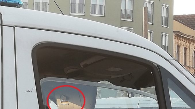 ‏ملصق يميني متطرف في سيارة شرطة ألمانية يثير مخاوف من تنامي العنصرية