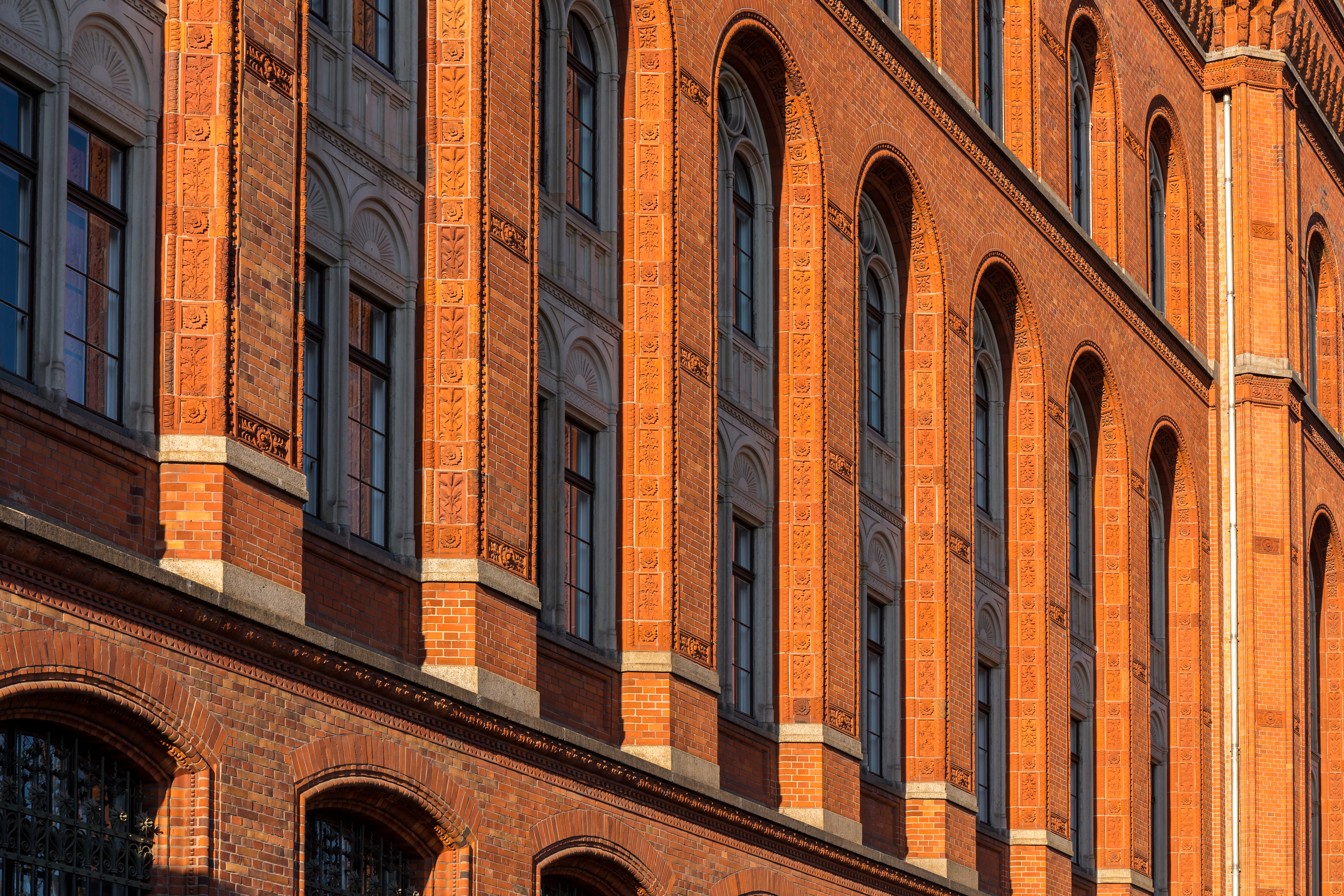 Details der Ostfassade des Roten Rathauses in Berlin-Mitte.