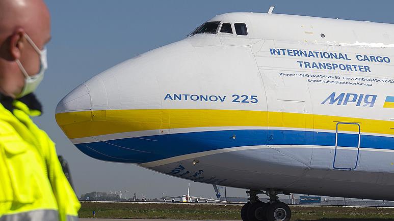 أكبر طائرة في العالم تزوّد ألمانيا بأقنعة واقية