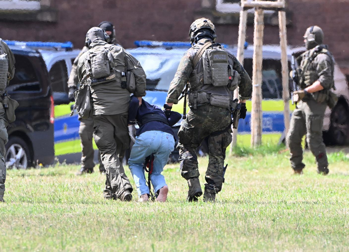 المستشار الألماني أولاف شولتس يزور زولينغن بعد الهجوم الدامي