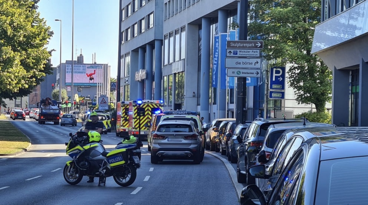 عاجل لاجئ سوري يطعن موظفة في هيئة شؤون المهاجرين في مدينة فوبرتال