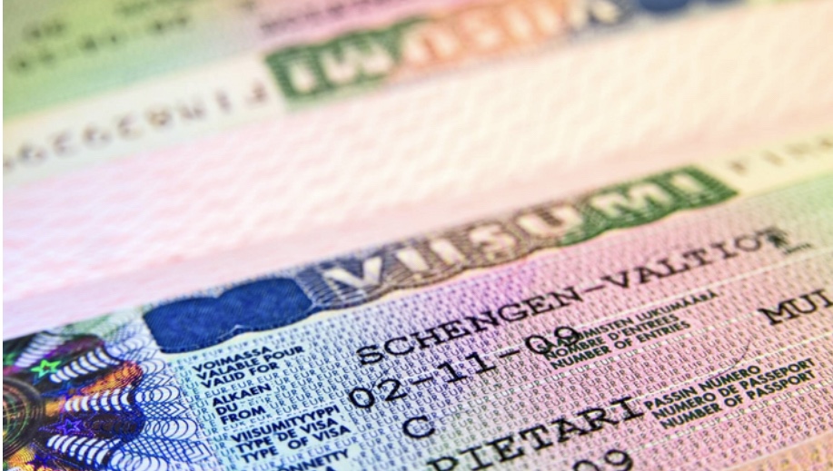 تباين المواقف الأوروبية إتجاه منح المواطنين الروس تأشيرات سياحية