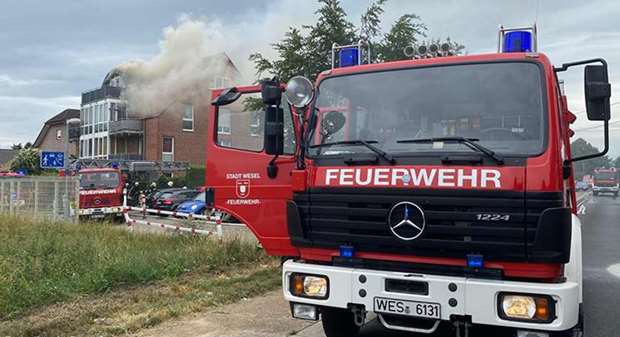 تحطم طائرة خفيفة فوق سطح مبنى سكني في ألمانيا ومقتل ثلاثة