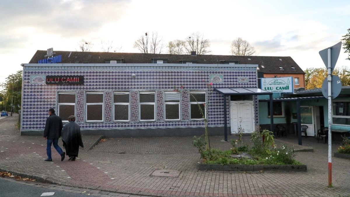 مجهولان يُلقيان مواد حارقة على مسجد بألمانيا