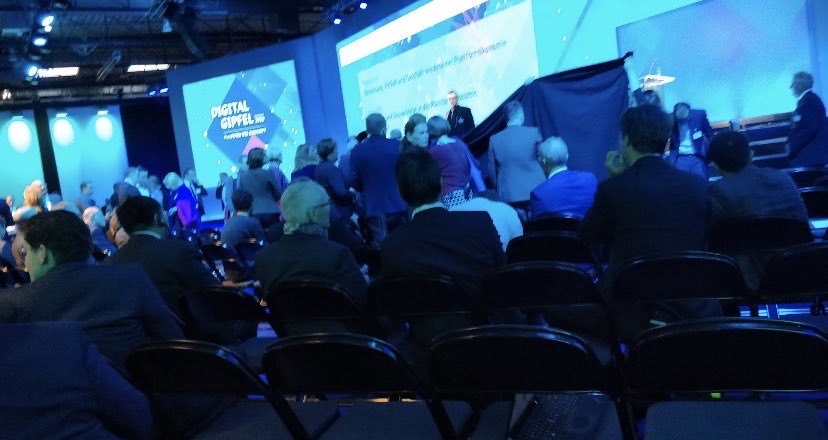 شاهد: وزير الاقتصاد الألماني يتعثّر بعد خطابه فيسقط من على المنصّة