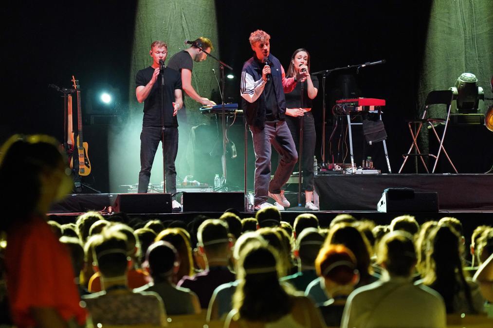 حفلات تجريبية لقياس قدرة “كورونا” على الانتشار في التجمعات