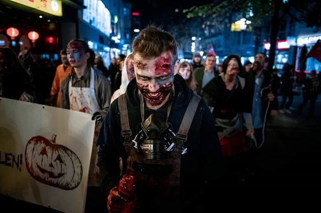 شاهد مسيرة الزومبي بمدينة إيسن بمناسبة عيد الهالوين