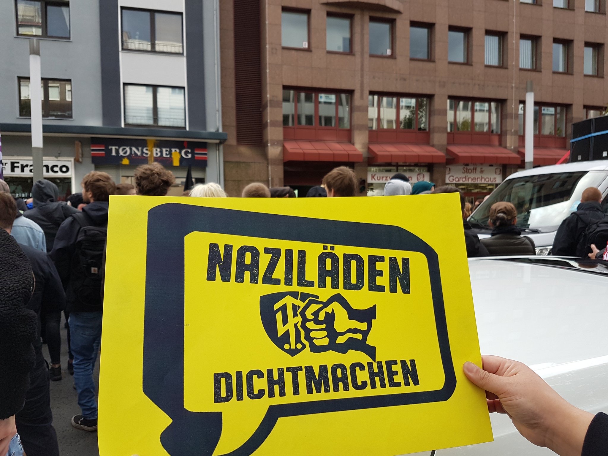 صور- دورتموند مظاهرة ضد محل لبيع الألبسة النازية