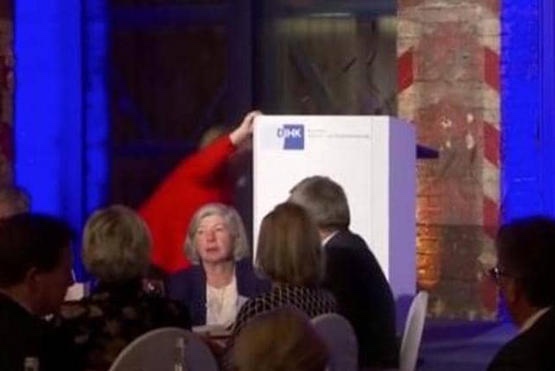 ميركل تتعثر مرة أخرى – فيديو