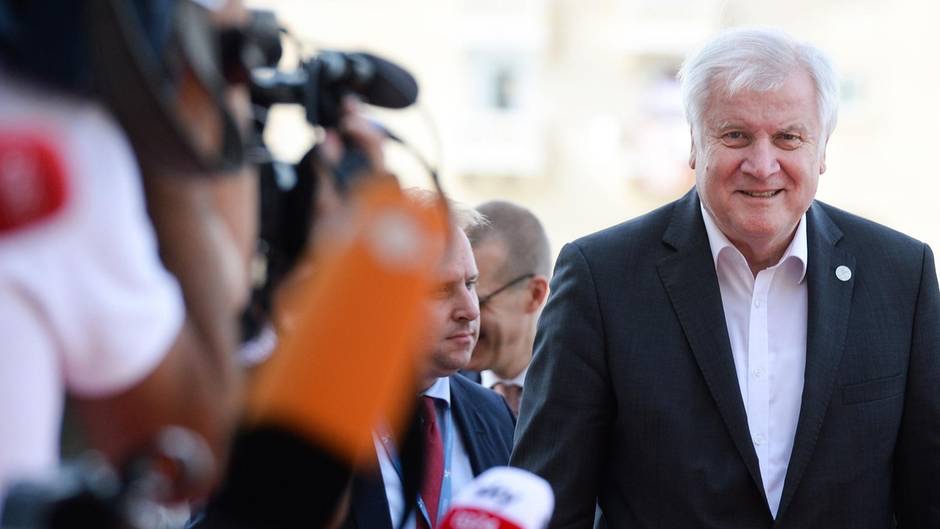 وزير الداخلية الألماني يطلب بـ”فحص أولي” للمهاجرين على الحدود الخارجية للاتحاد الأوروبي