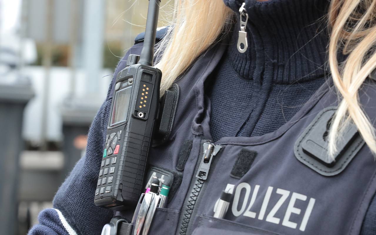 جريمة في غلزنكيرشن: شاب يعتدي على شرطية ويدفعها نحو السقوط من الدرج