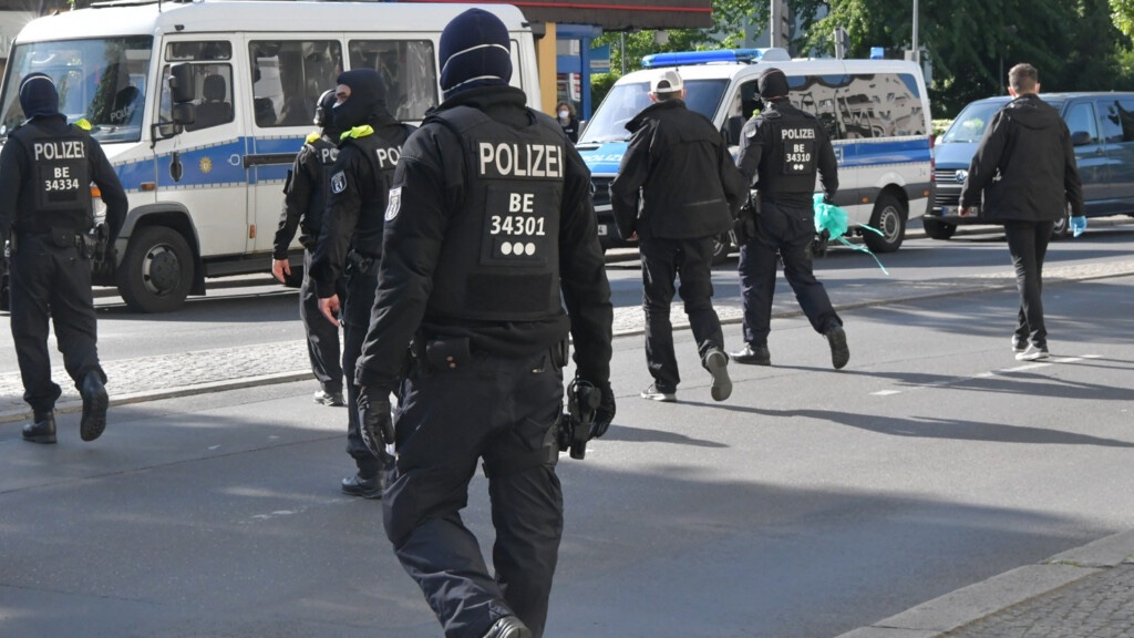 Seit 6 Uhr durchsuchen Beamte einer Einsatzhundertschaft, SEK und LKA insgesamt 9 Objekte in Berlin und Brandenburg. Insgesamt sind 100 Beamte im Einsatz. Es soll um Drogengeschäfte gehen