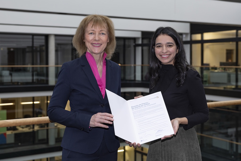 Oberbürgermeisterin Karin Welge begüßt die neue Gleichstellungsbeauftragte Frau Asmaa El Makhoukhi copyright by : Gerd Kaemper/ www.gkfoto.de