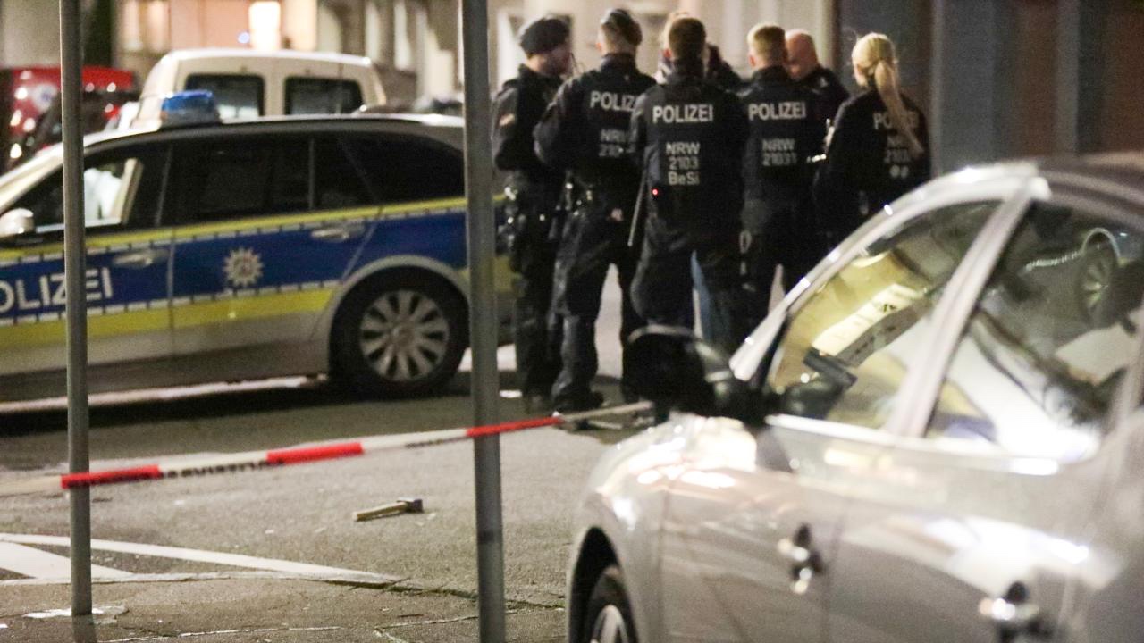 مدينة فوبرتال- الشرطة تطلق النار على شاب 25 سنةً هاجمهم بمطرقة