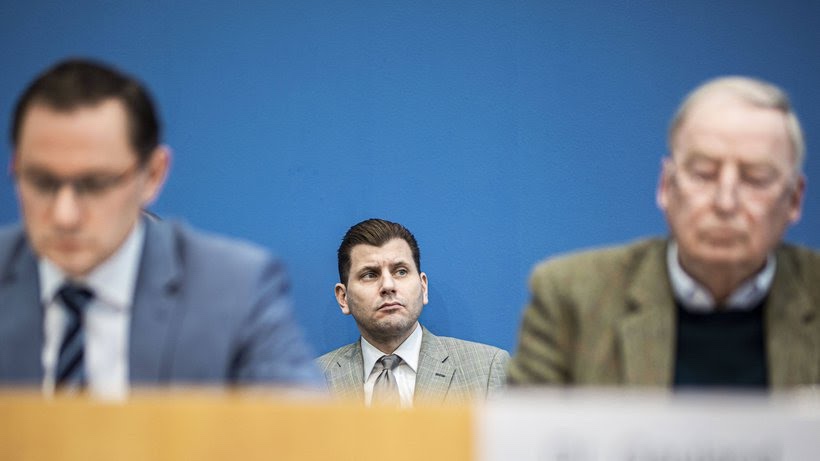 حزب “البديل من أجل ألمانيا” يقيل متحدثاً باسمه توعّد بـ”خنق المهاجرين بالغاز”