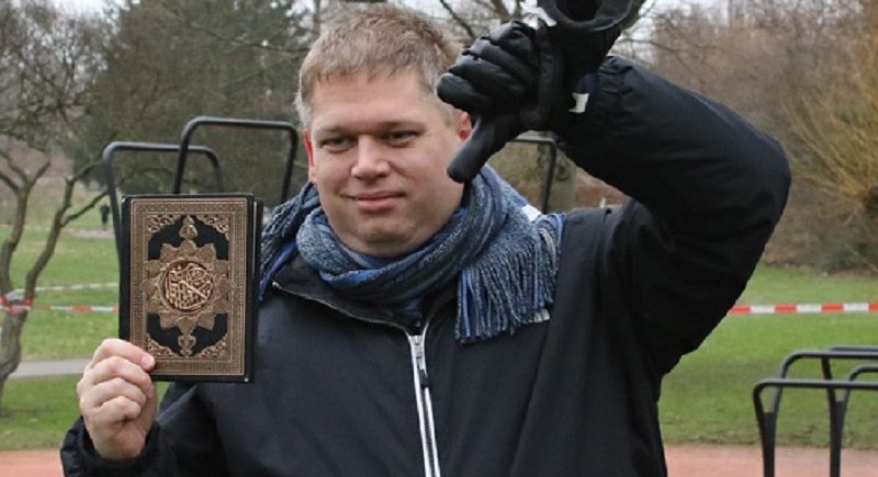 شاهد: زعيم يميني دنماركي يحرق نسخا من القرآن في منطقة يقطنها مهاجرون