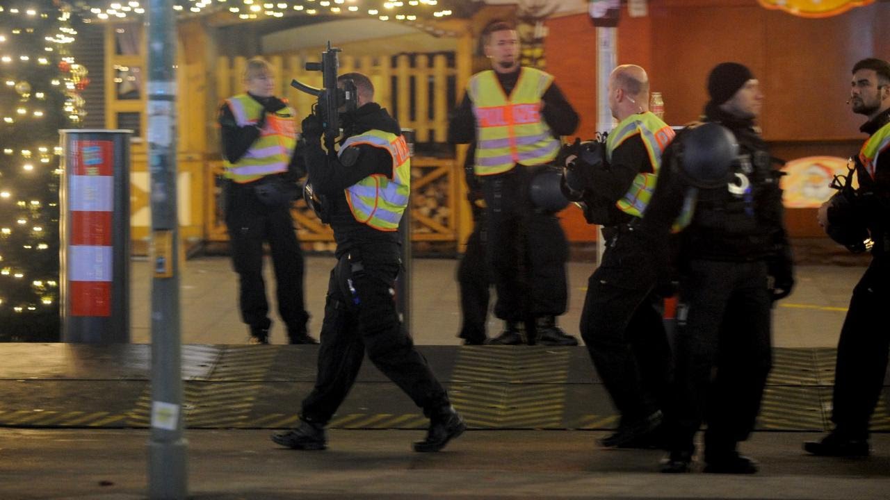 شرطة برلين تخلي سوقا للميلاد للاشتباه في غرض مشبوه