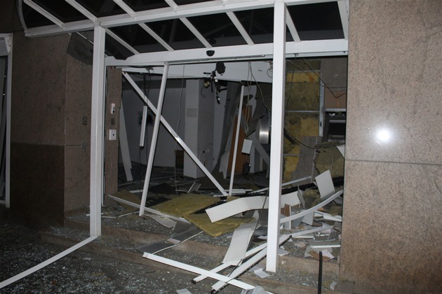 Der zerstörte Vorraum der Bankfiliale an der Feldhauser Straße nach der Sprengung.