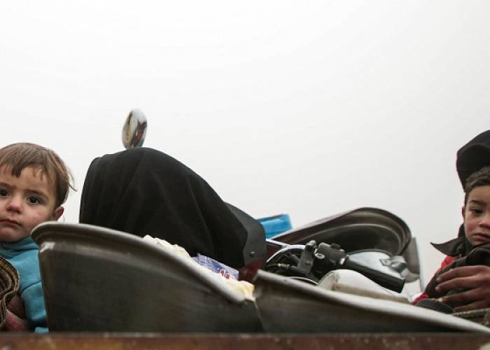 الشمال السوري.. نحو نصف مليون نازح جراء تصعيد النظام والروس وميليشيات إيران