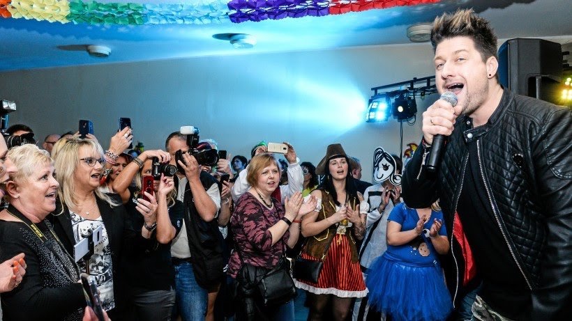 امرأة تضع مولودتها خلال حفل غنائي بمدينة أوبرهاوزن