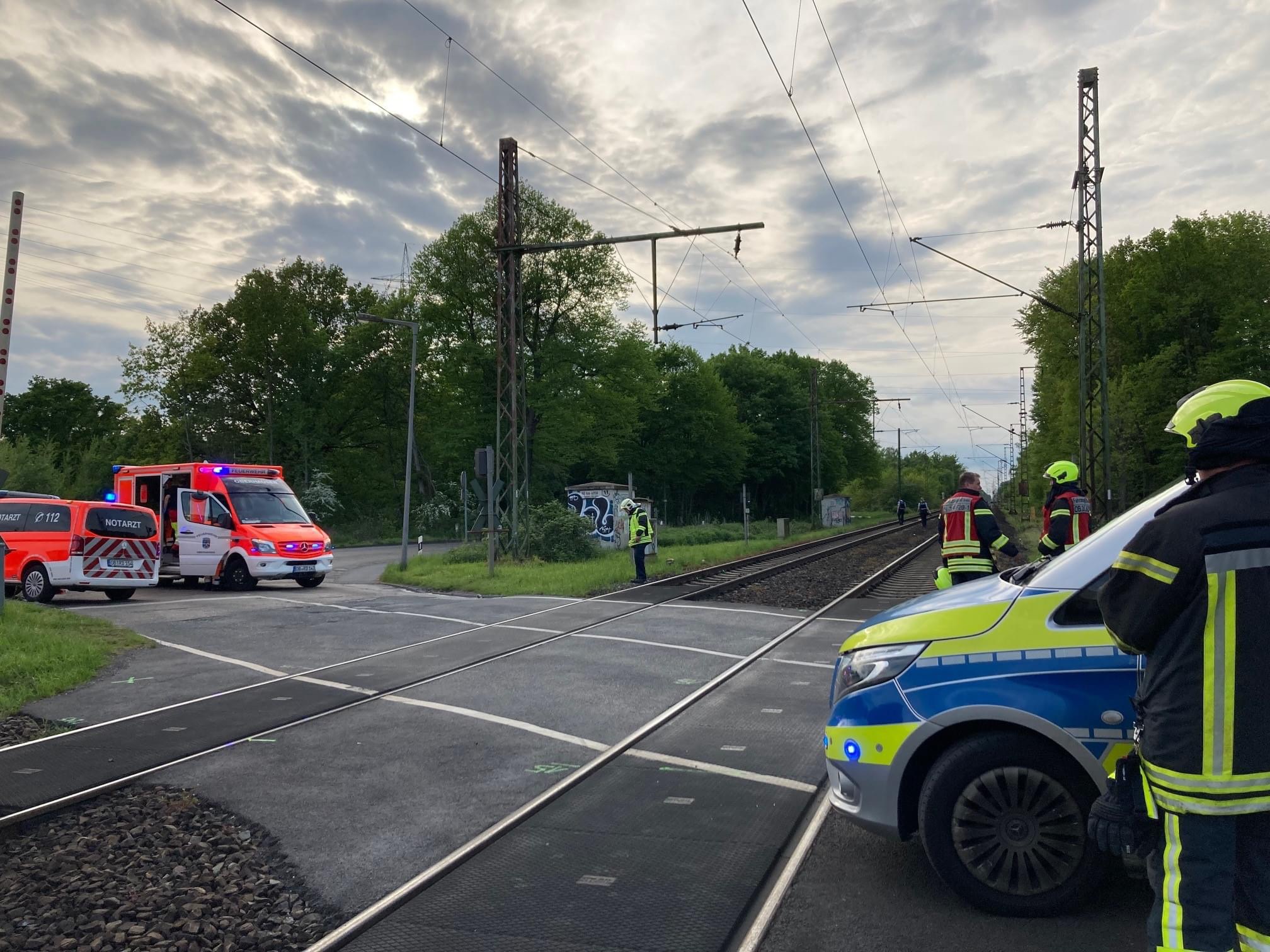 حادث دهس مأساوي في أوبرهاوزن: رجل يعرض حياته للخطر بعبوره السكة الحديدية