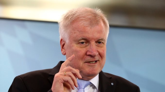 وزير الداخلية الألماني هورست زيهوفر، يقترح إجراء “فحص نفسي” لحائزي الأسلحة النارية