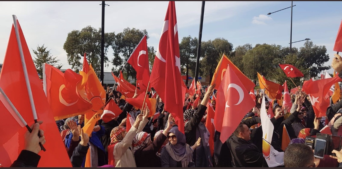 الجالية التركية حول العالم تضع وزنها في كفة الانتخابات: الرئيس أردوغان يواجه تحديات عديدة