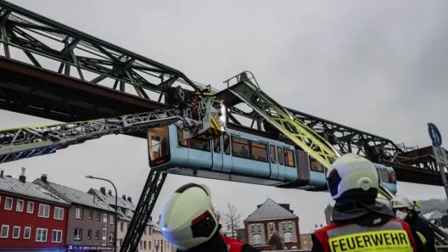 إنقاذ 6 أشخاص من قطار معلق بسبب الطقس المتجمد في فوبرتال