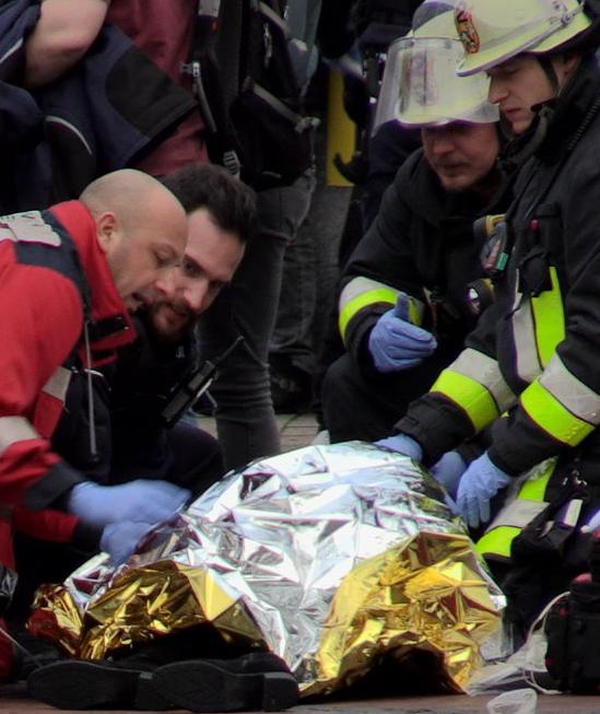 مدينة إيسن|||سيارة تدهس مجموعة من الناس بمحطة الميترو