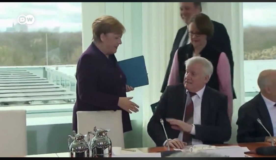 شاهد ||وزير الداخلية الألماني يرفض مصافحة السيدة ميركل والسبب…